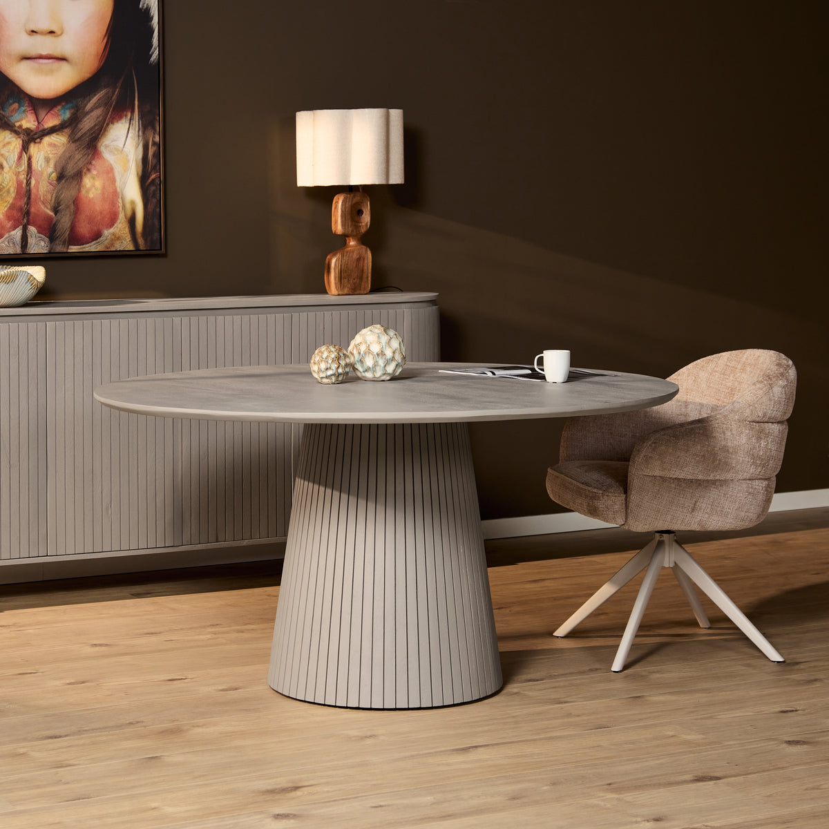 Ronde eettafel met taupe blad en gestreepte onderstel.