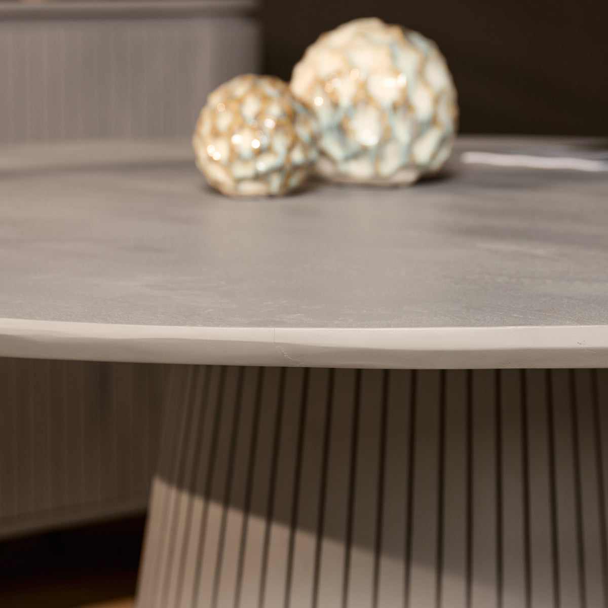 Taupe tafelblad met fijne nerfstructuur, close-up.