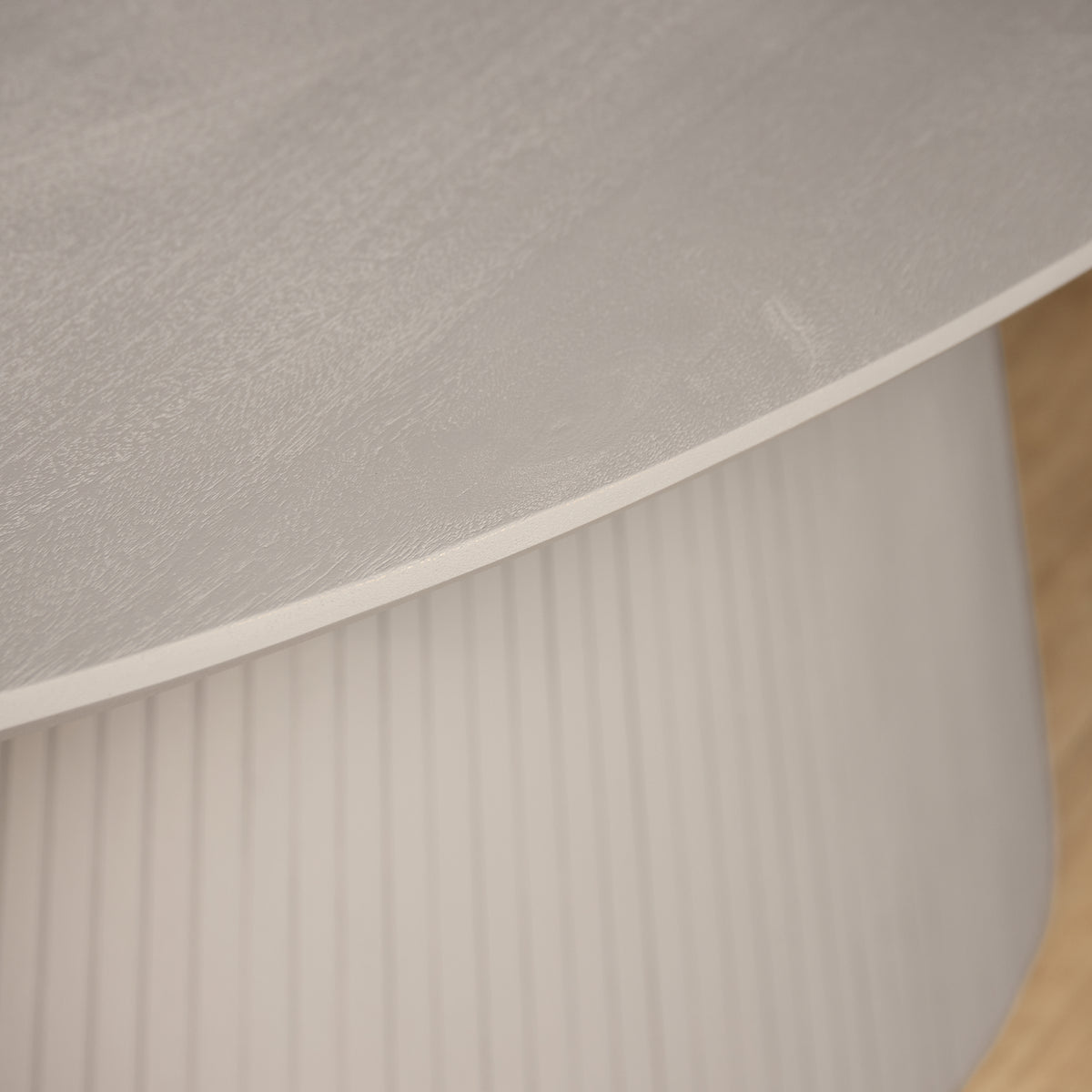 Taupe ovale tafelrand met verticale ribstructuur onder het blad.