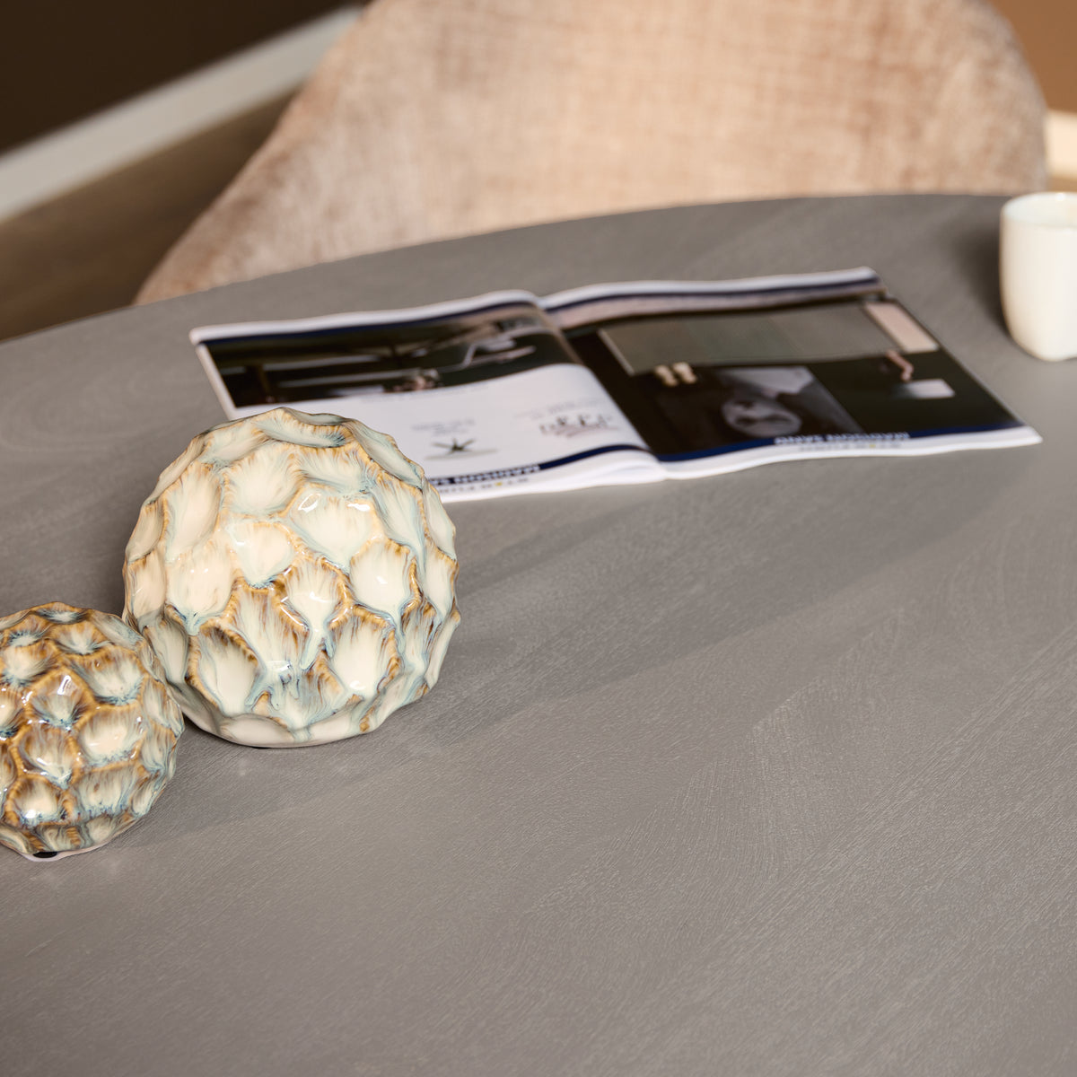 Taupe tafelblad met zichtbare nerfstructuur en afgeronde rand.