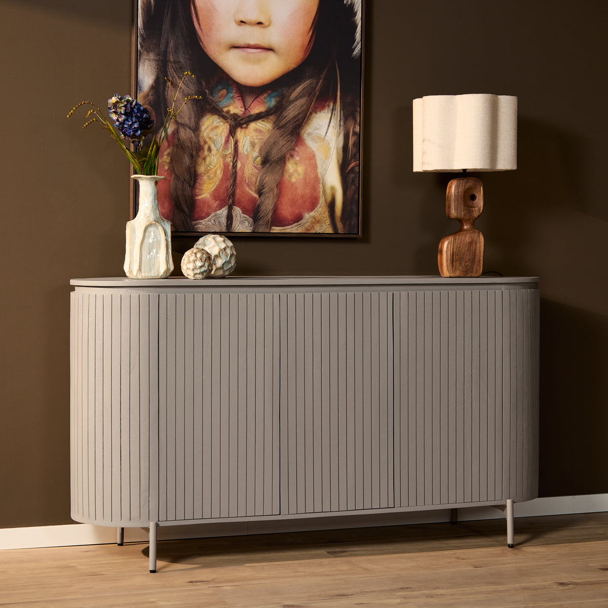 Taupe dressoir met ribbelpanelen, ronde bovenkant en metalen pootjes