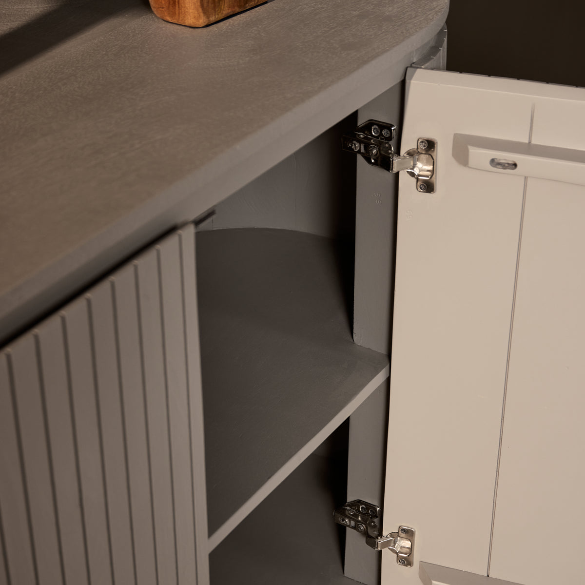 Dressoir scharnier en sluiting bij open deur, ribbelpanelen en schapruimte