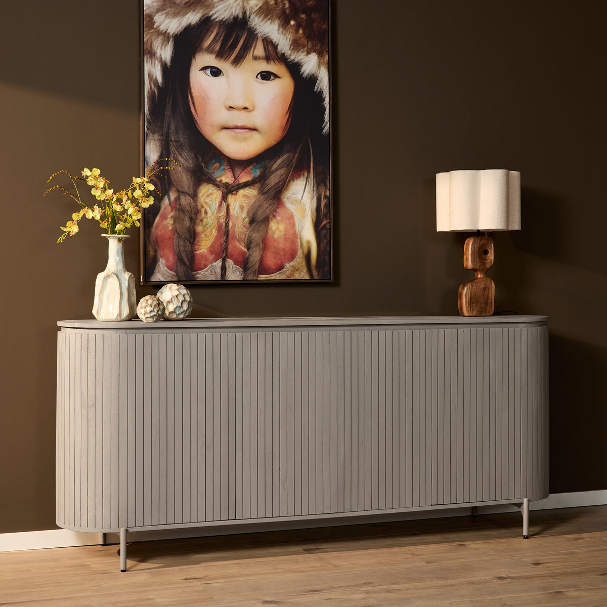 Dressoir met geribbelde fronten, schuifloze deuren en metalen pootjes, grijs-taupe.