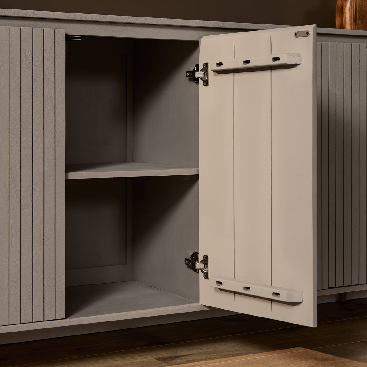Dressoir met open klapdeuren en schappen binnenin, grijs-taupe front.