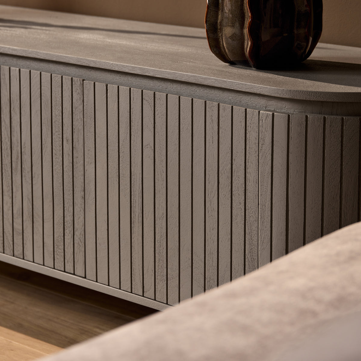 Geribd taupe frontpaneel van tv-meubel met verticale streepstructuur