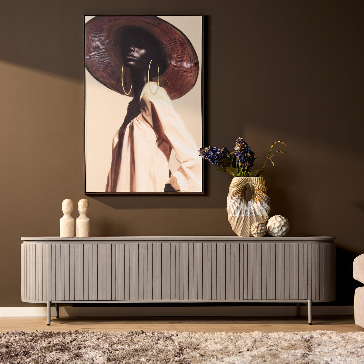 Tv-meubel met geribde frontpanelen, ronde bovenkant en metalen pootjes, taupe/grijs.