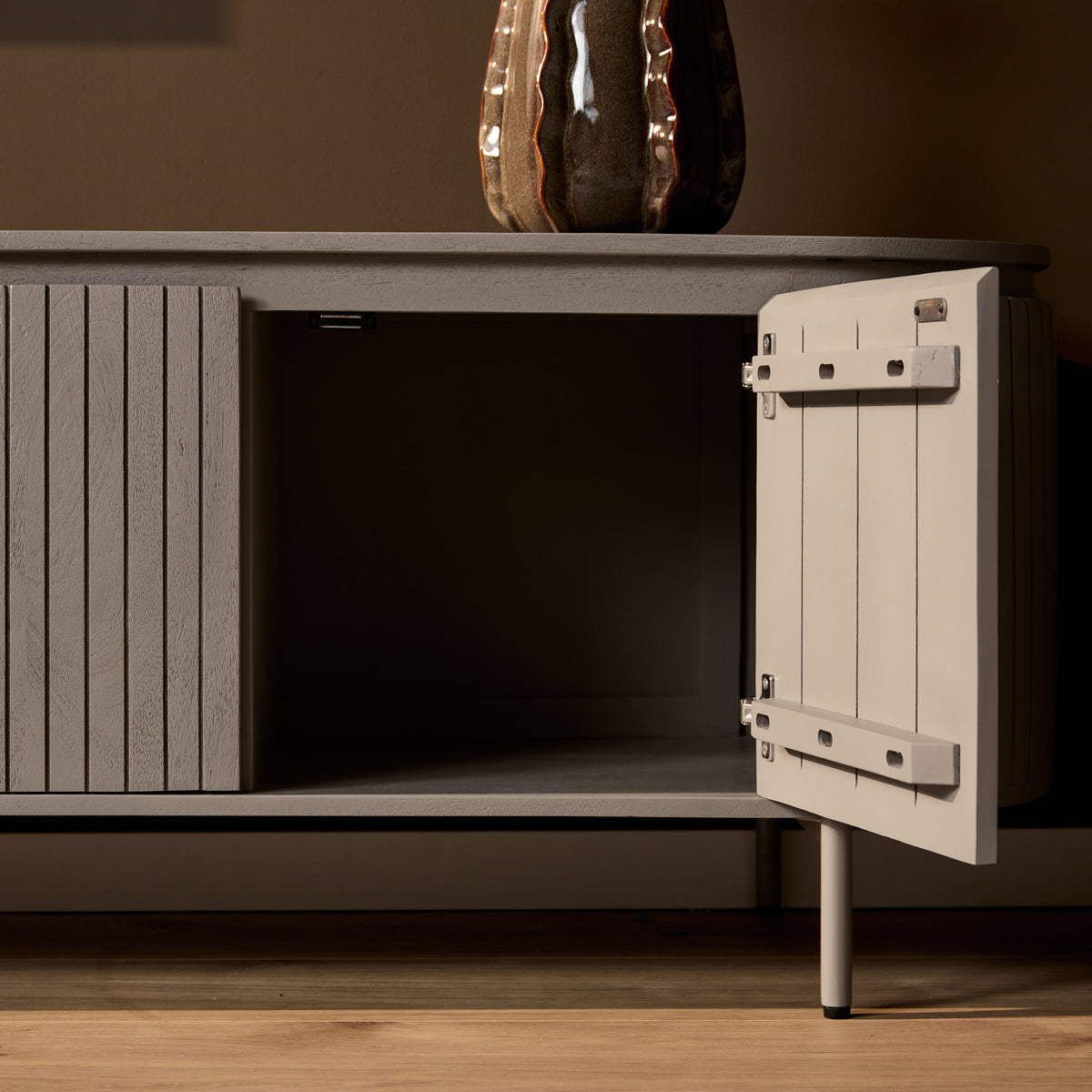 Tv-meubel met open opbergruimte en scharnierende deur, taupe/grijs.