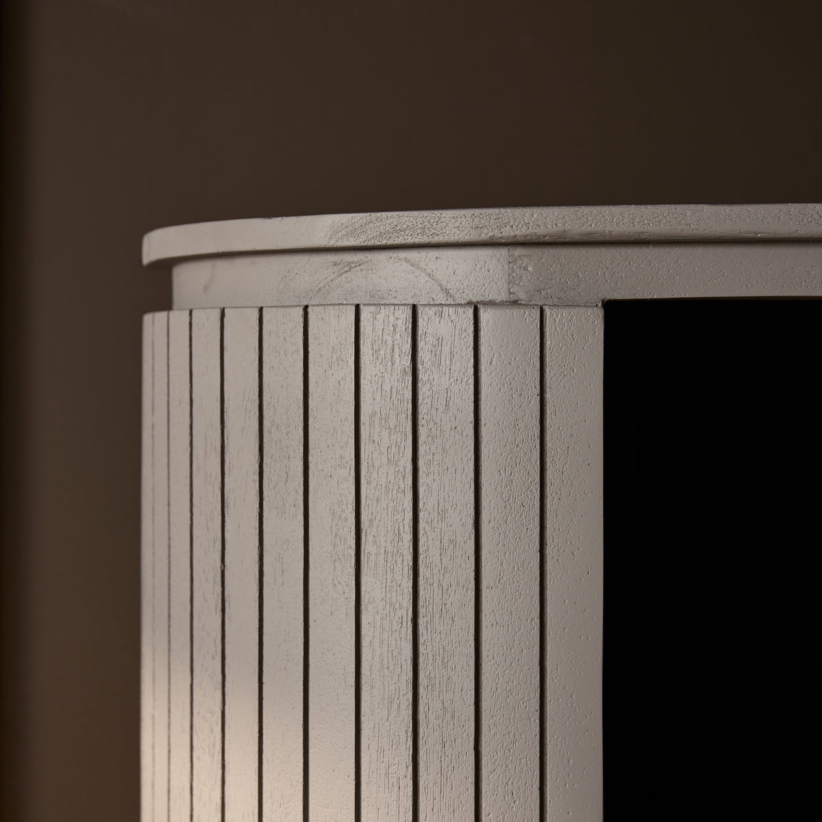 Taupe ribbelpaneel van de wandkast, close-up van verticale latten.