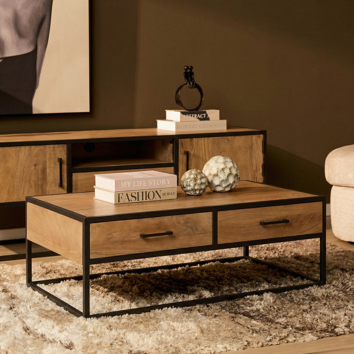 Salontafel met houtlook blad, twee laden en zwart metalen onderstel