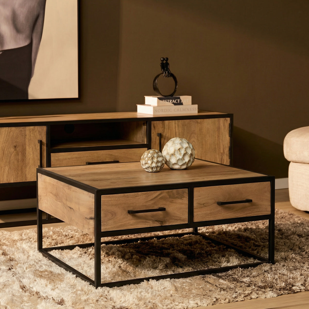Salontafel met houten bovenblad, twee lades en zwart metalen frame