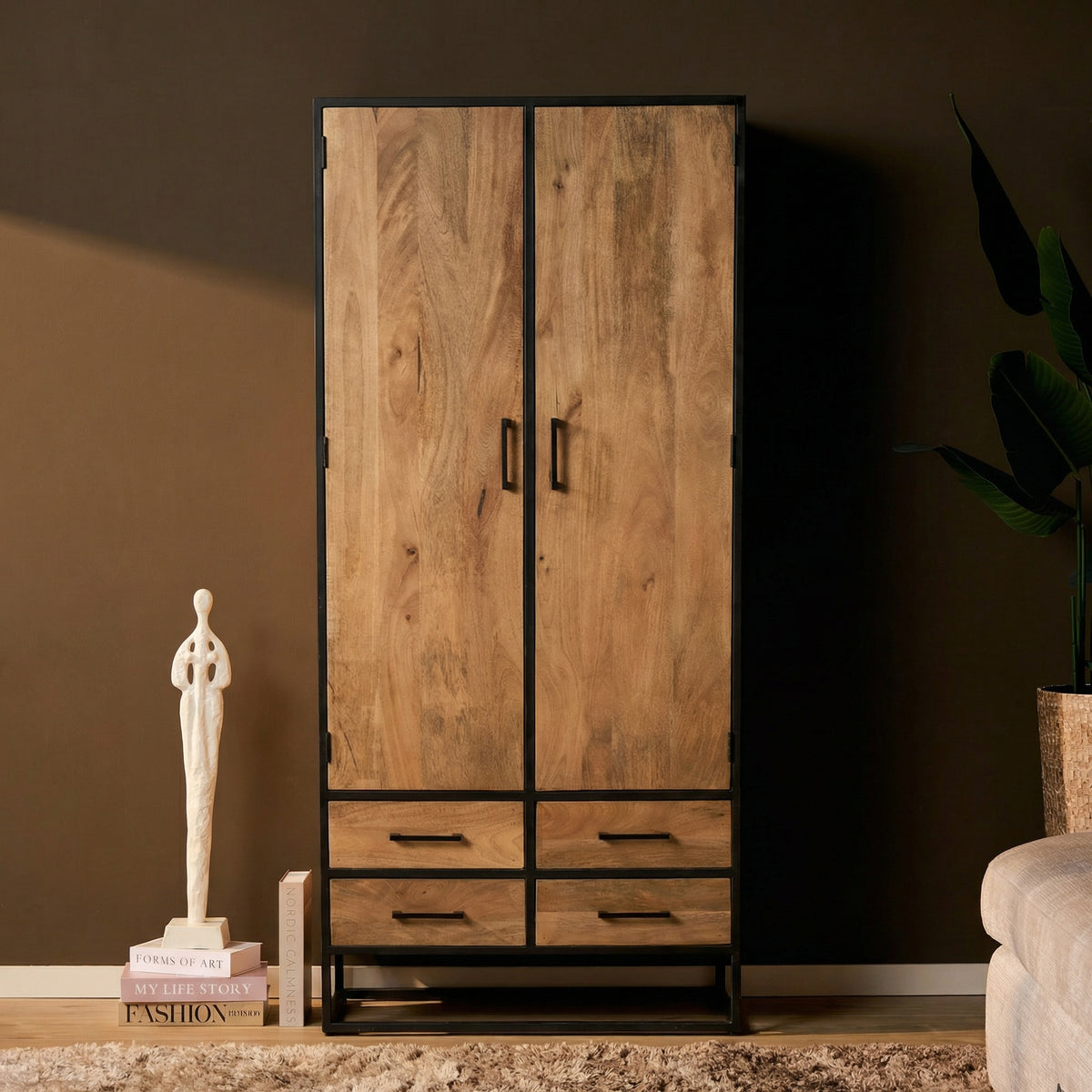 Houten kast met twee deuren en vier lades onderaan, zwart metalen frame