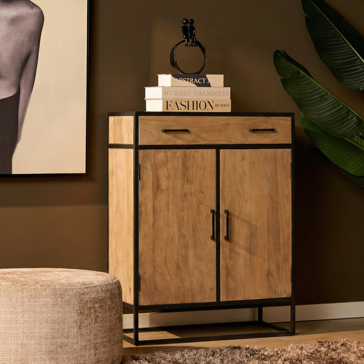 Houten kast met twee deuren en lade, zwart metalen frame en greepjes