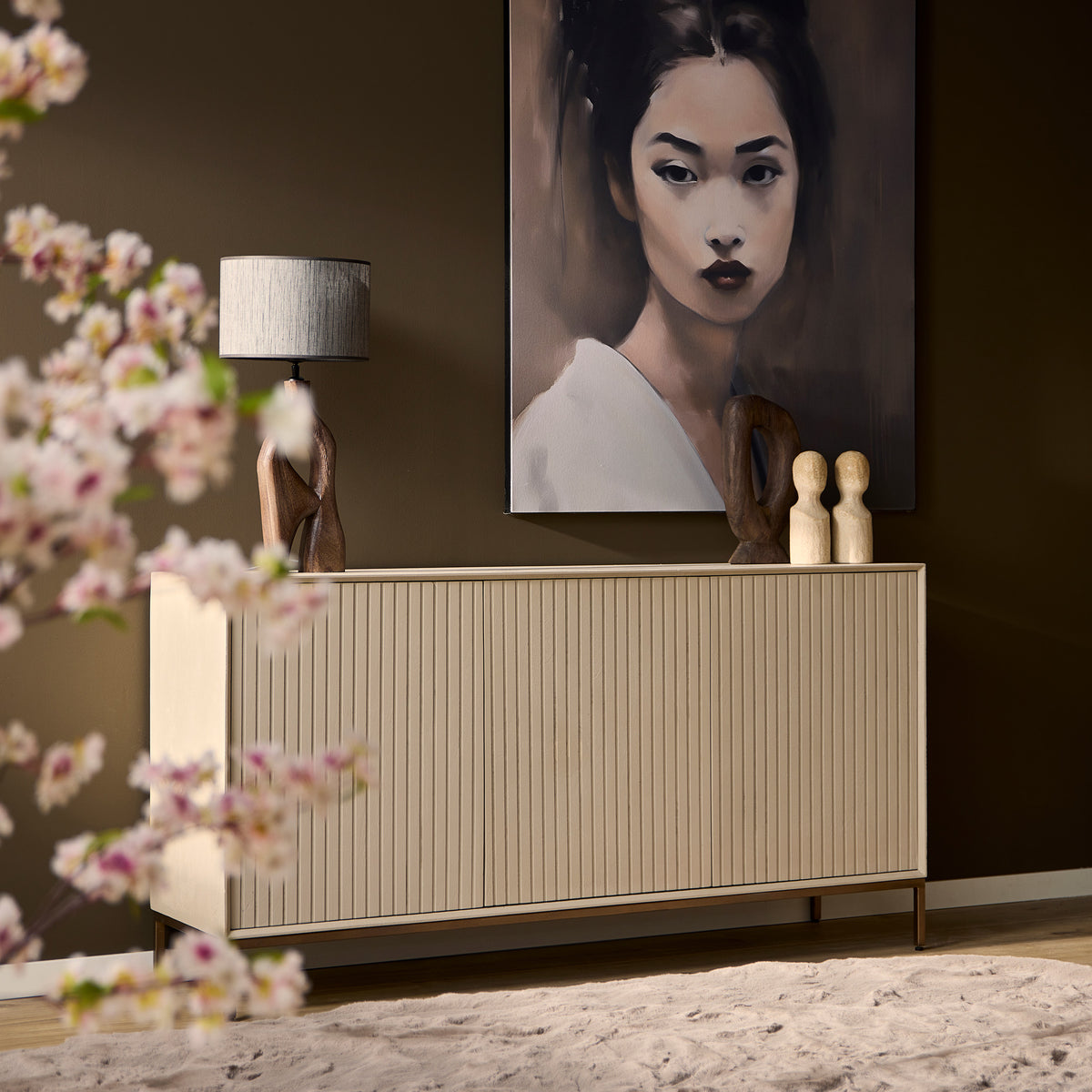 Lang zandkleurig dressoir met rechtopstaande groeven en drie deuren, slanke pootjes