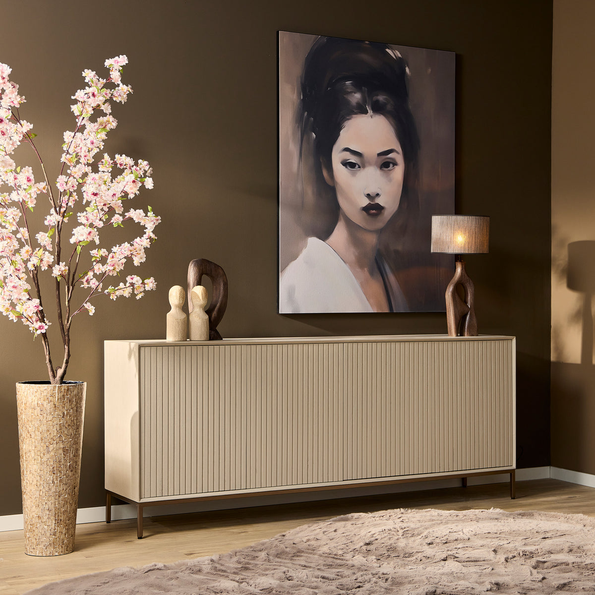 Dressoir Madison in zandkleurig beige met geribbelde deuren en smalle houten pootjes