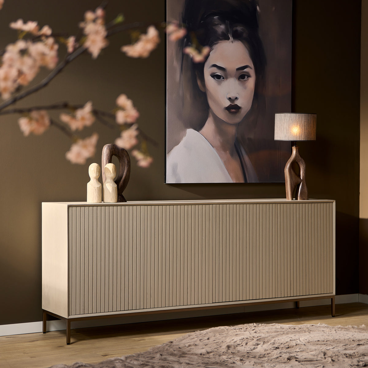 Dressoir Madison met zandkleurige geribbelde fronten en smalle houten pootjes