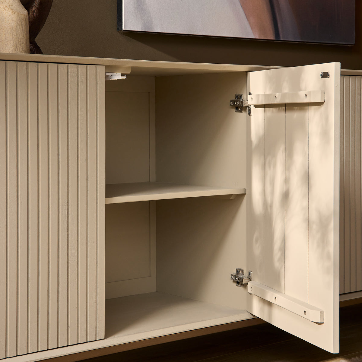 Dressoir Madison met open kastdeur en plankruimte in zandkleurig beige