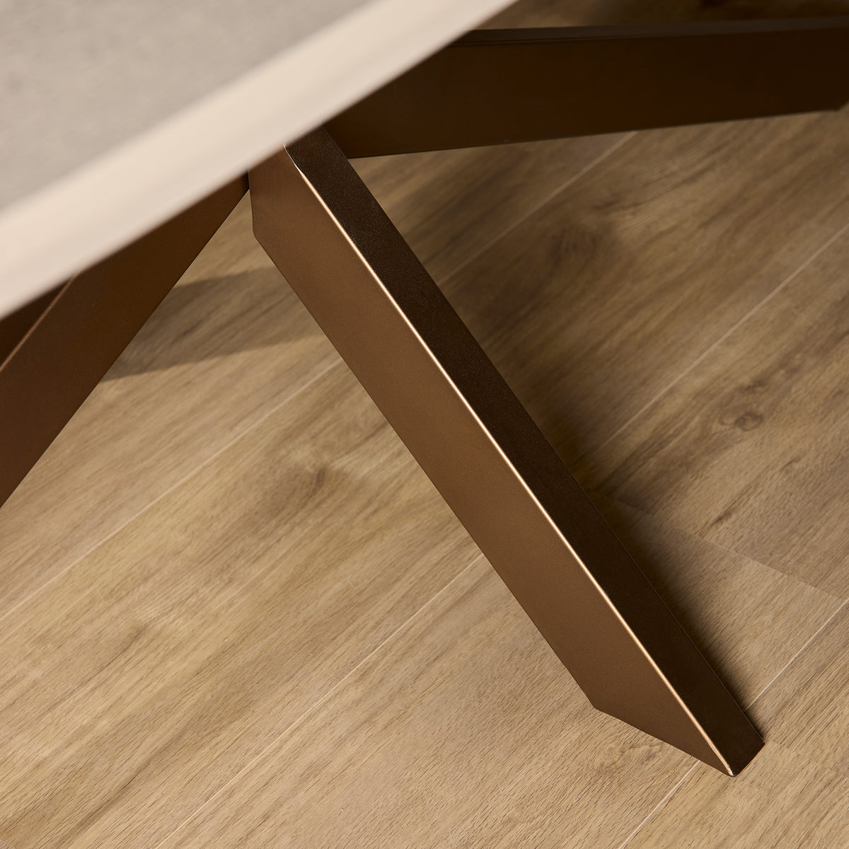 Eettafel onderstel met schuine houten poten en strakke lijnen, close-up
