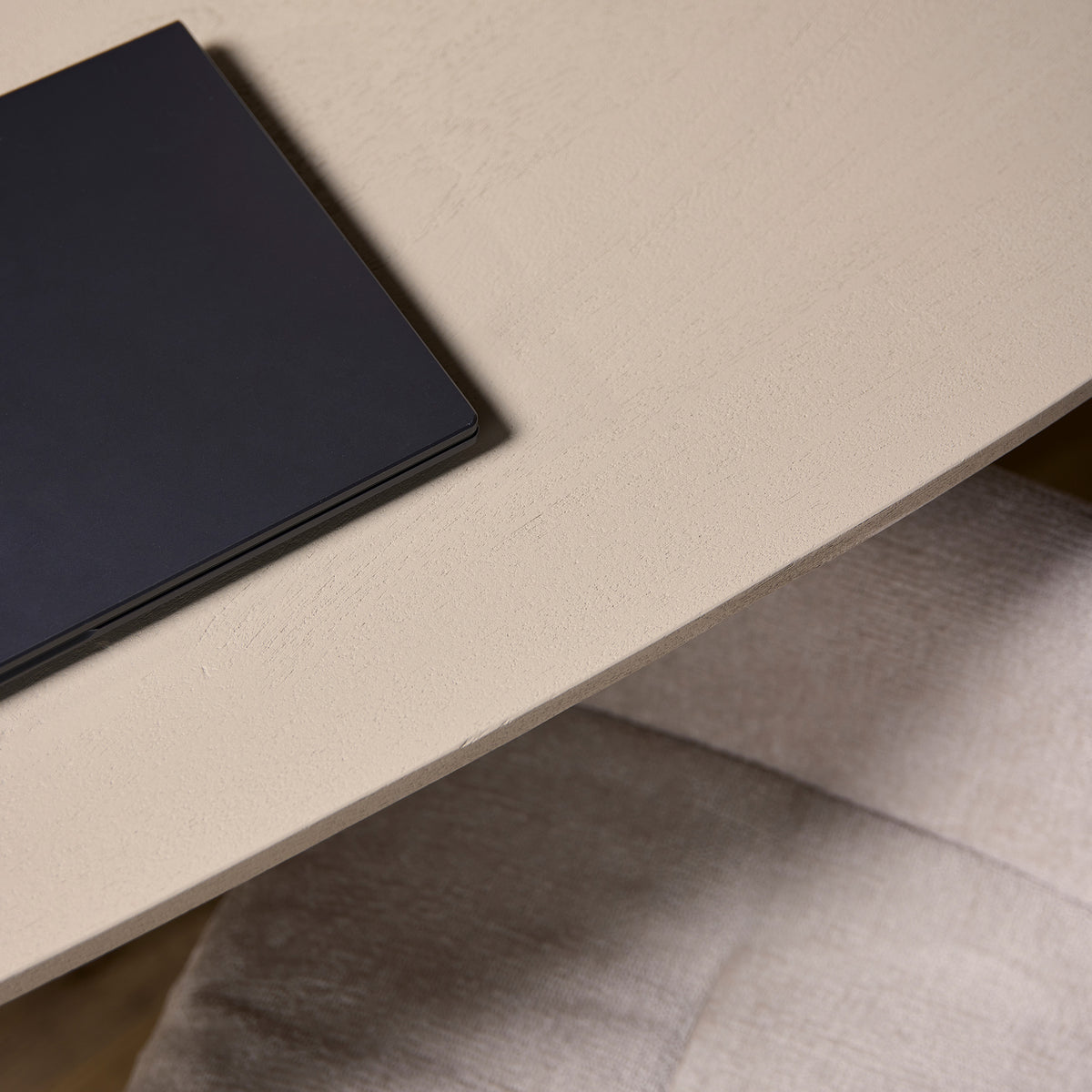 Eettafel met lichtbeige bladrand en subtiele nerfstructuur, afgeronde hoek