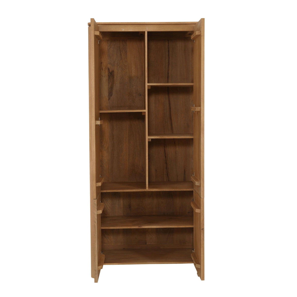 Staande kabinetkast met open deur, houten planken binnenin, naturel mangohout