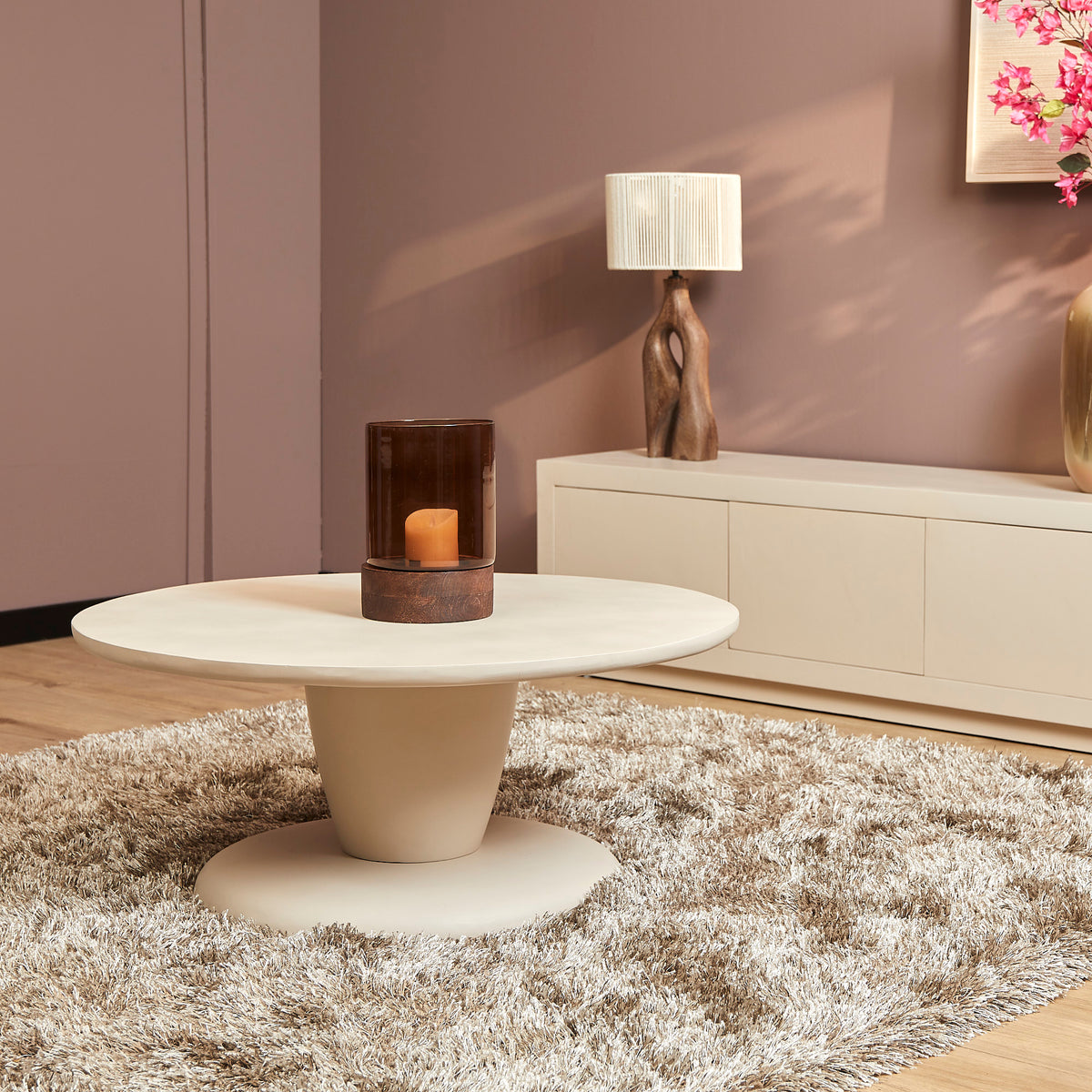 Ronde salontafel met lichtkleurig blad en centrale poot