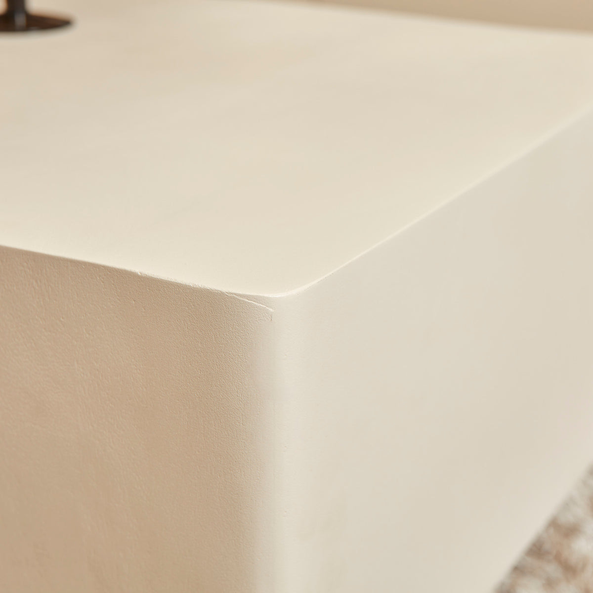 Hoek van Salontafel Saya met strak, roomwit tafelblad en nette randafwerking