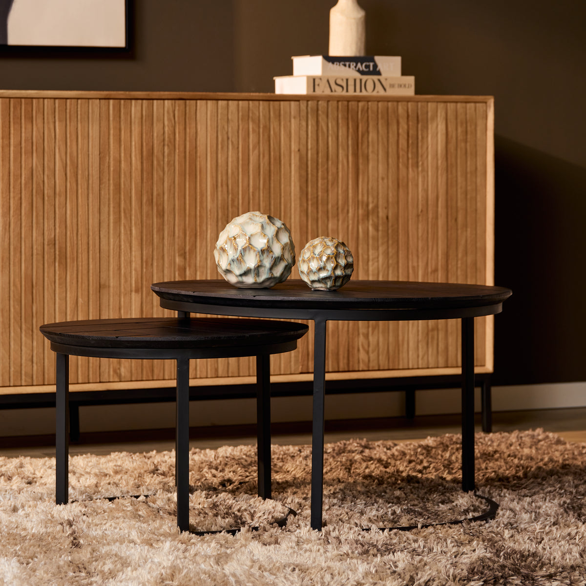 Set van 2 ronde salontafels met zwart houten blad en zwart metalen onderstel