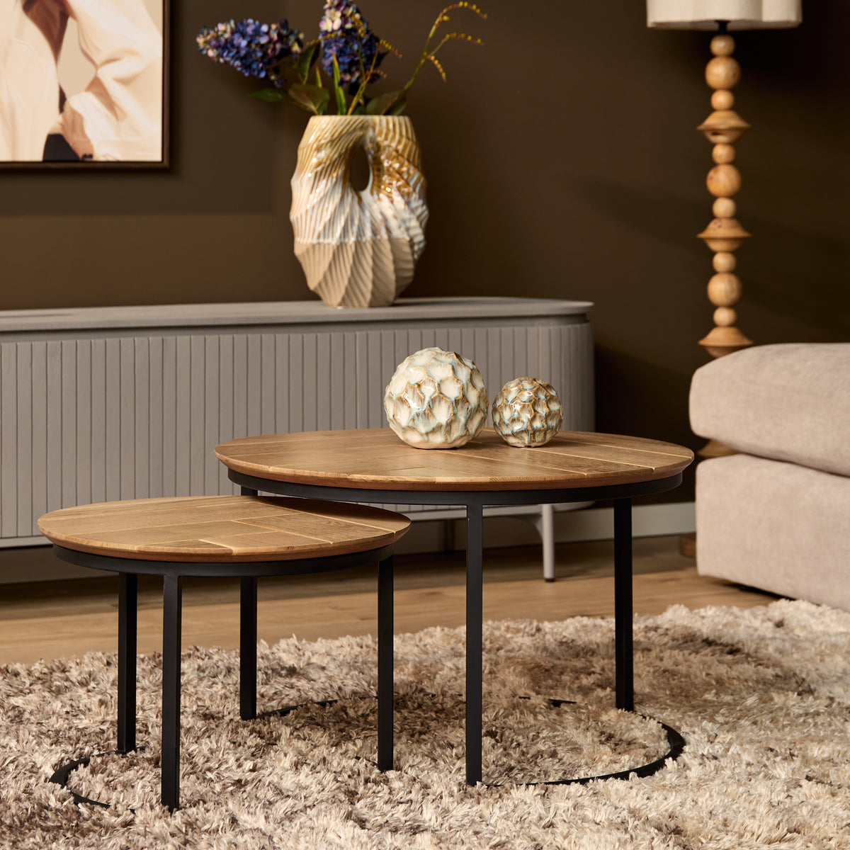 Set van 2 ronde salontafels van eikenhout met zwarte metalen poten