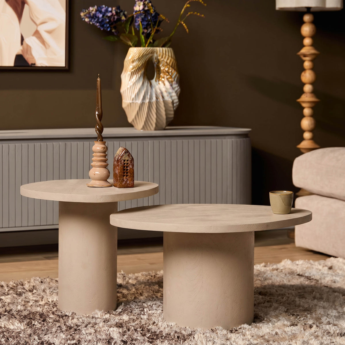 Ronde salontafel met zandkleurig blad en cilindrisch onderstel