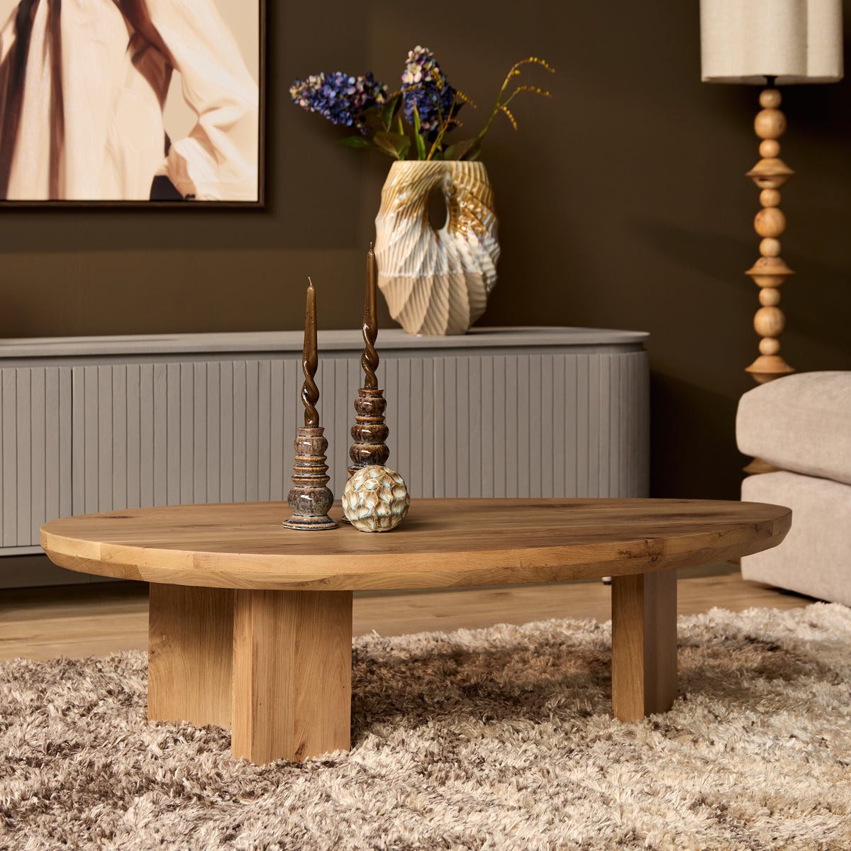 Ronde salontafel Zillah in naturel eiken, met massieve houten poten en blad