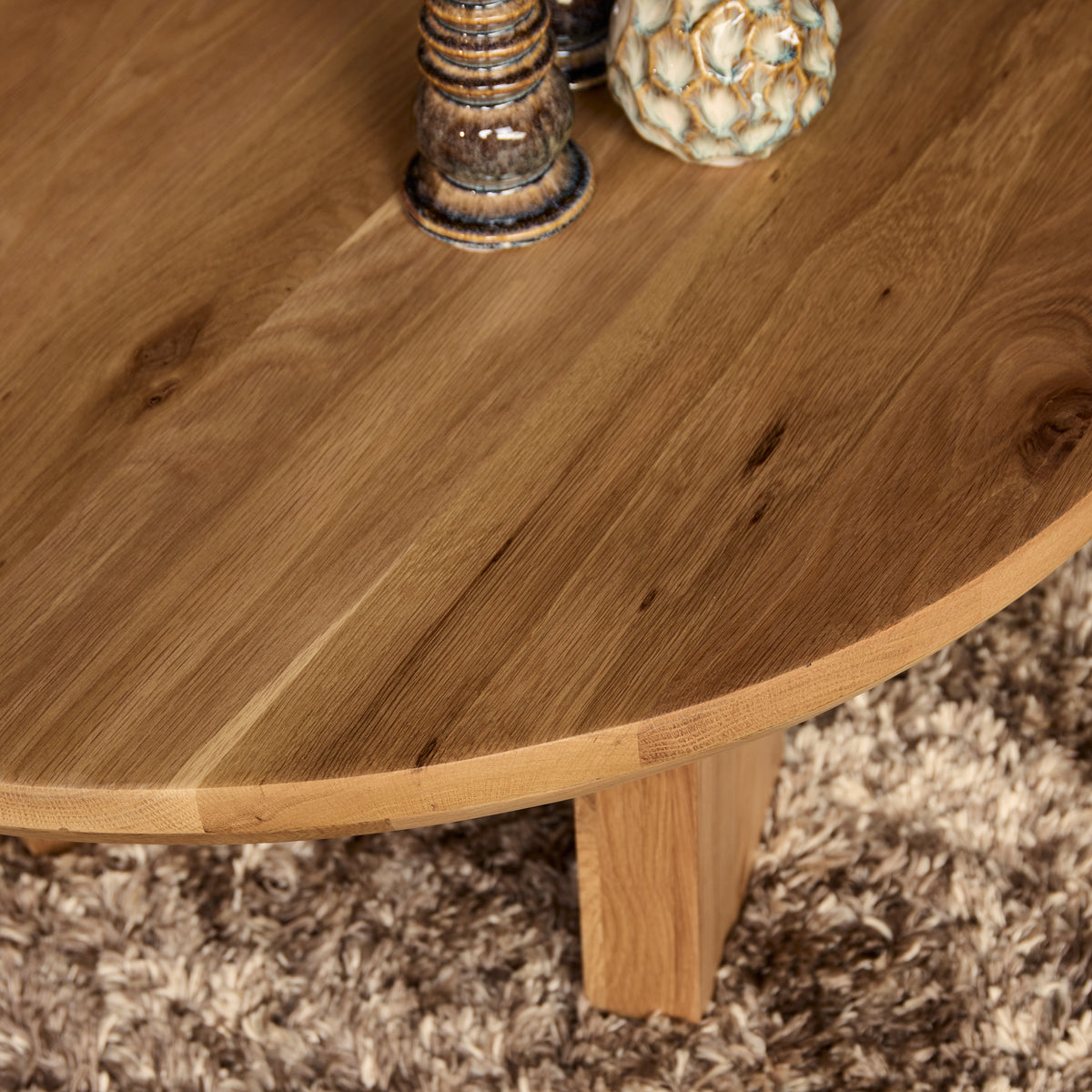 Eikenhouten salontafelblad met zichtbare houtnerf en afgeronde bladrand.