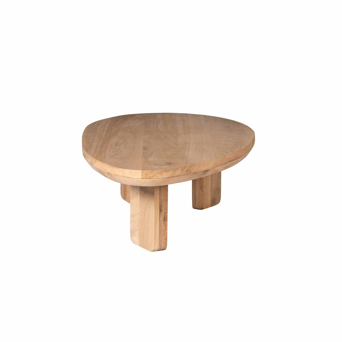 Ronde eikenhouten salontafel met massief houten poten en licht afgerond blad.