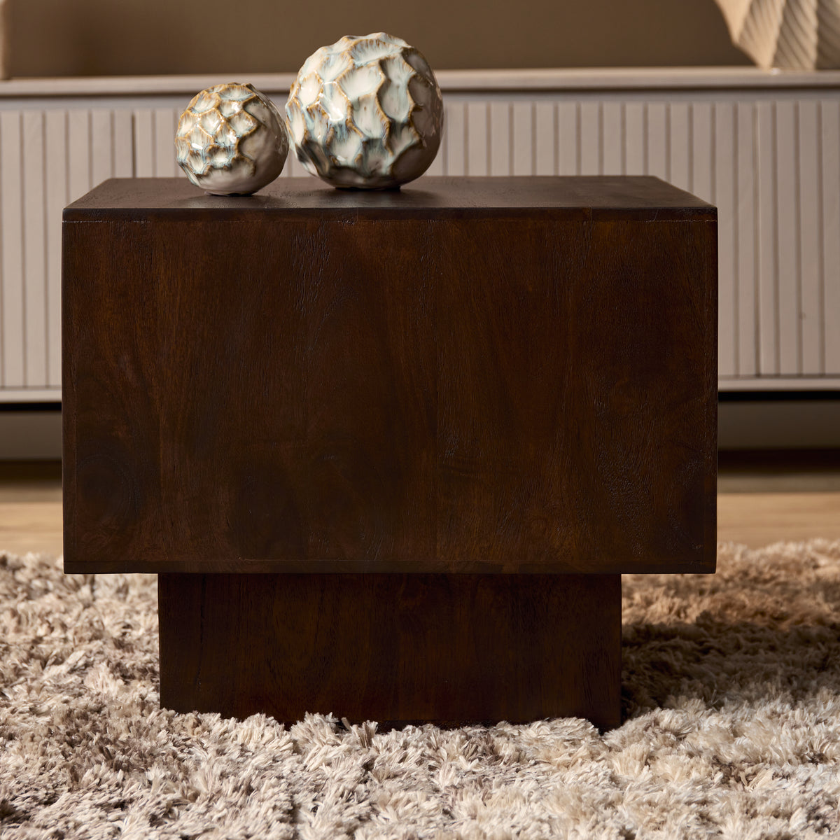 Bruine houten salontafel met rechthoekig blad en massief onderstel