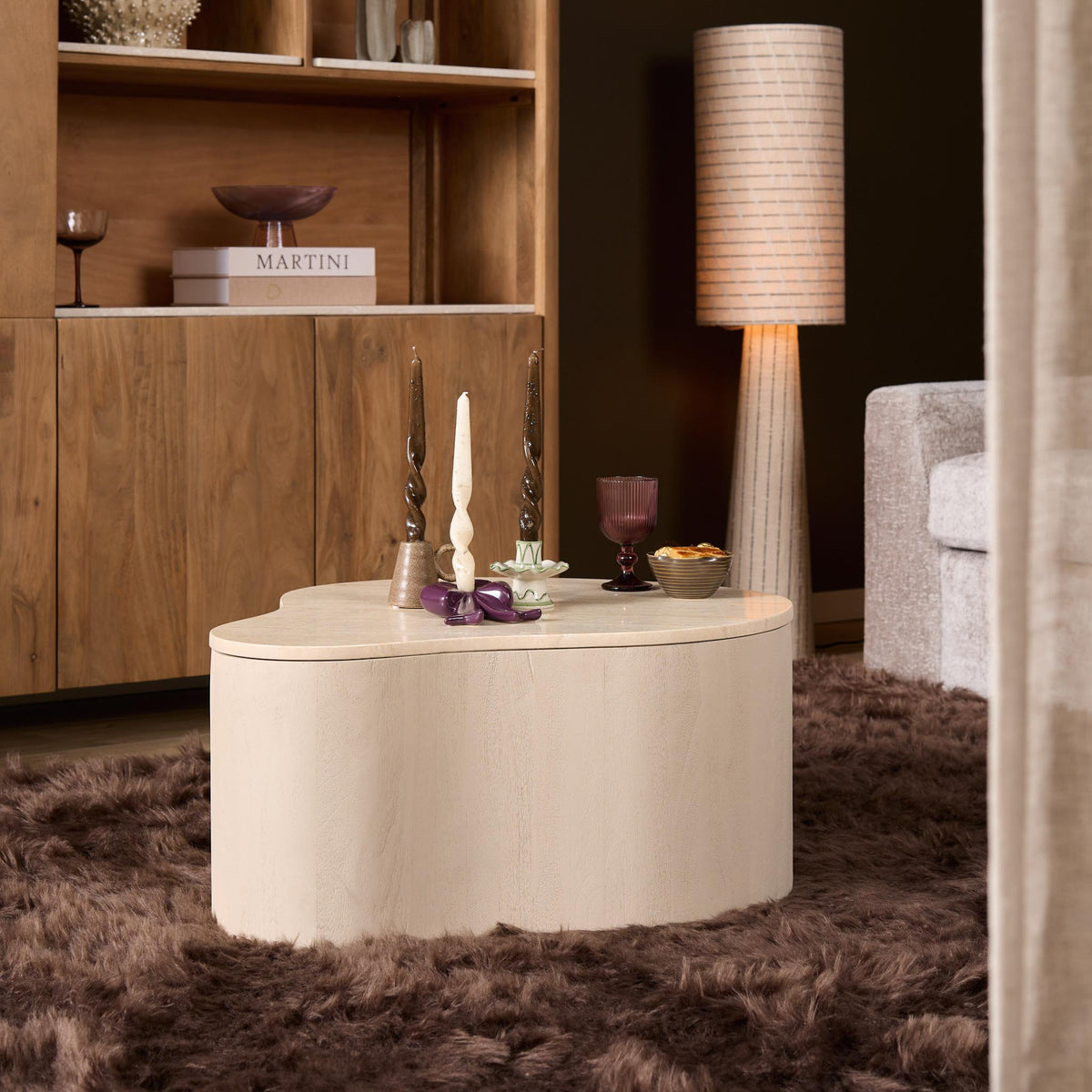 Zandkleurige ronde salontafel met glad blad en opstaande, ronde zijwanden