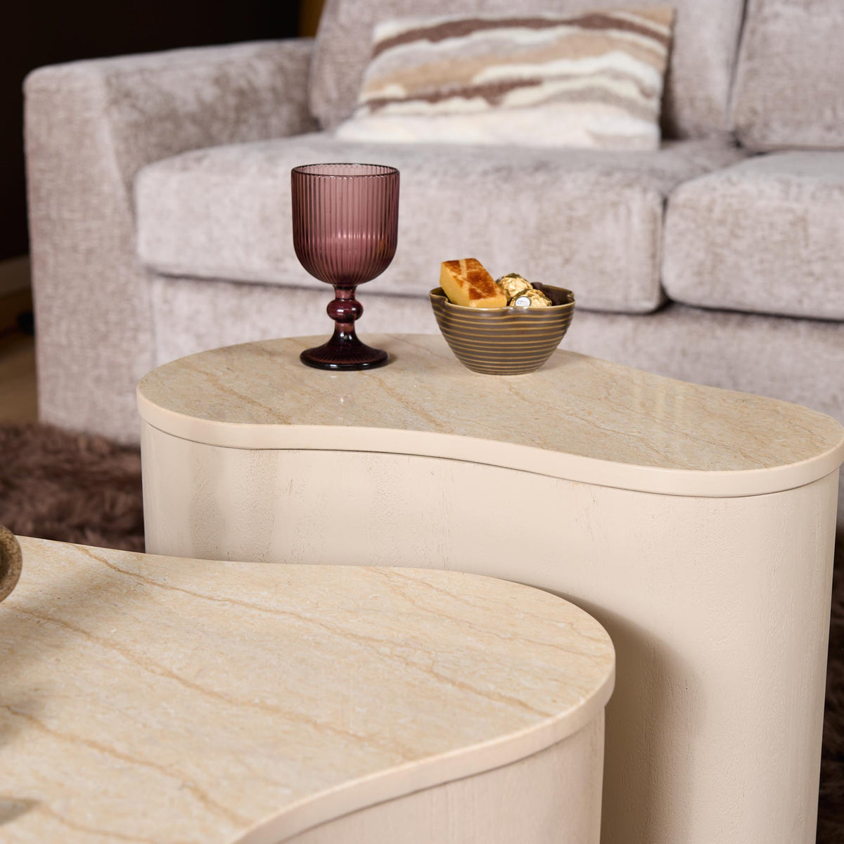 Zandkleurige ovale salontafel met lichtbeige blad en afgeronde hoeken
