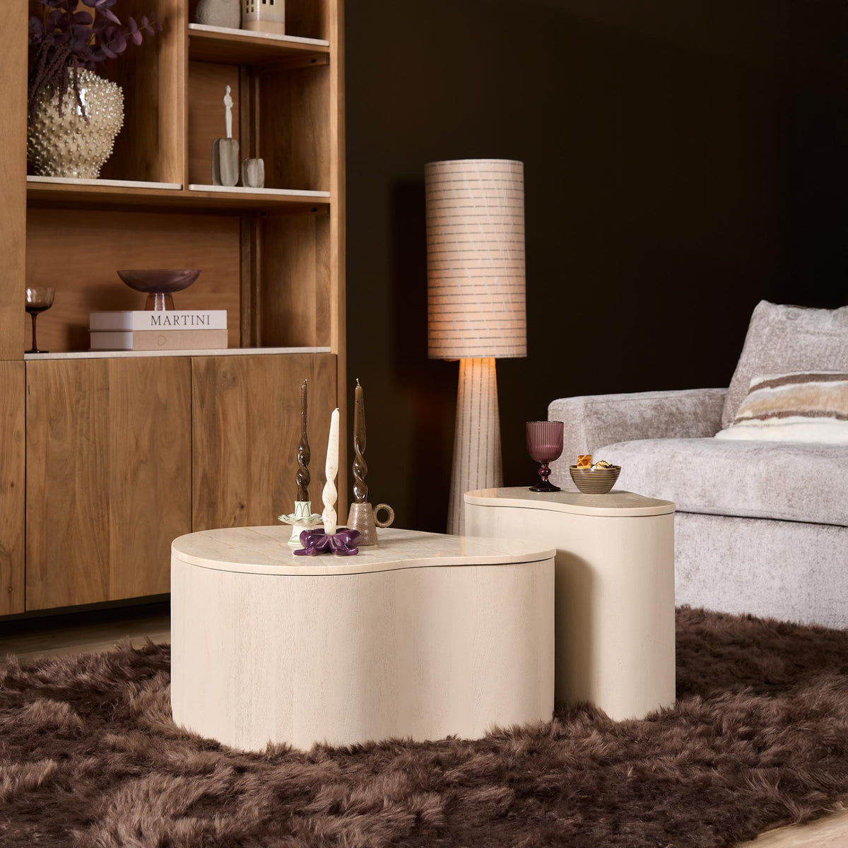 Salontafel met rond marmerlook blad in licht zandkleur, afgeronde cilinderachtige vorm