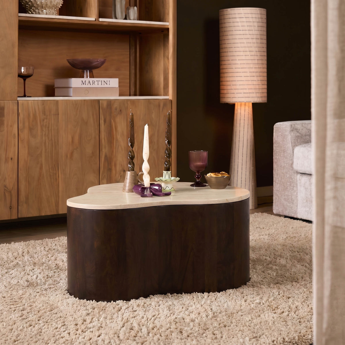 Ronde salontafel Lovi met licht houten blad en donkerbruine houten onderstel