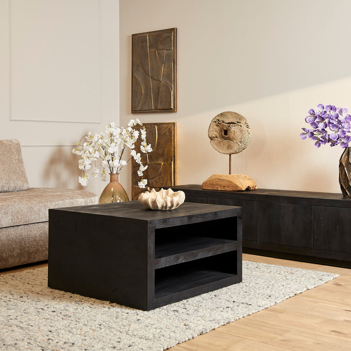 Zwarte salontafel met open plank en massieve houtnerf-uitstraling