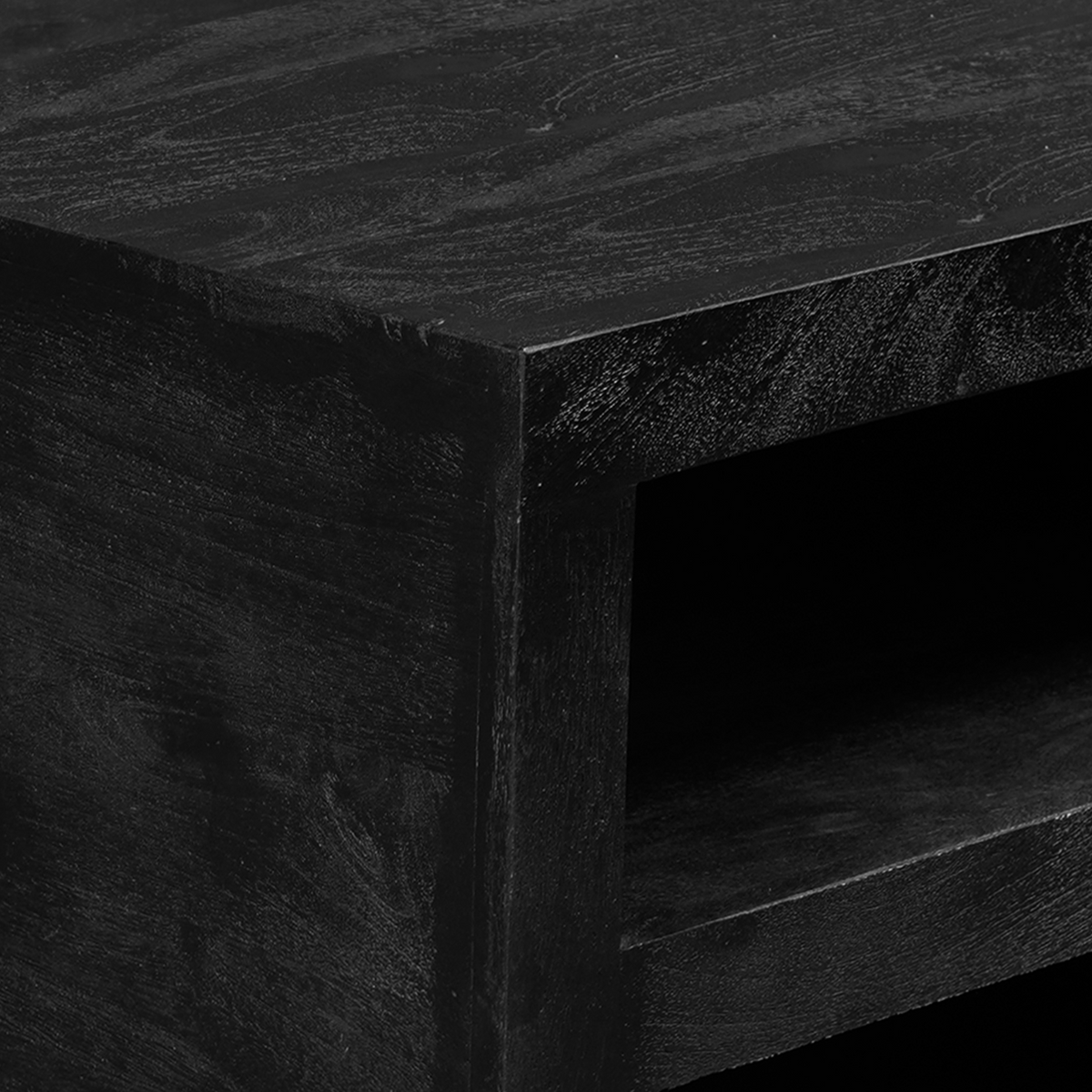 Zwarte salontafel: close-up van hoek en houtnerf