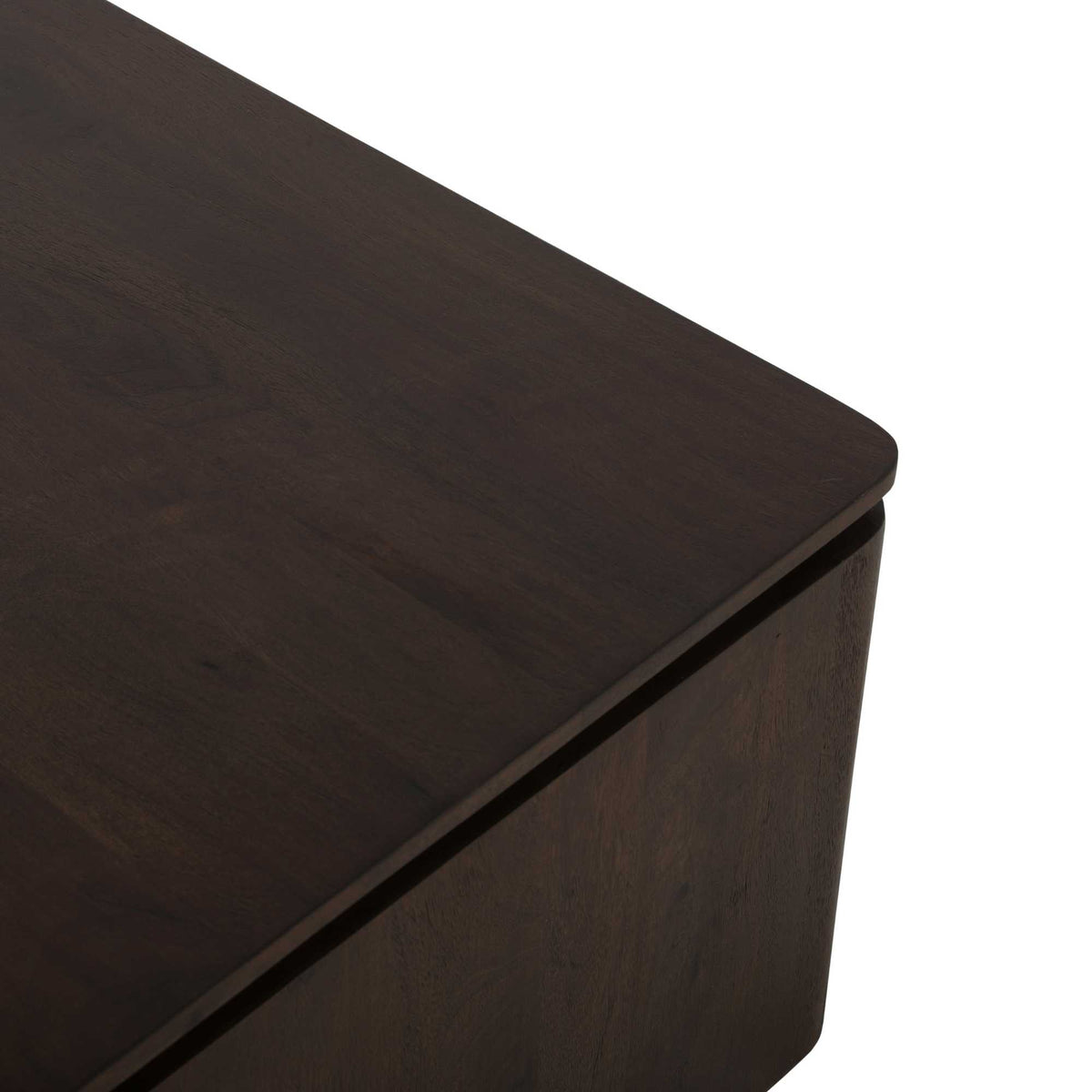 Vierkante salontafel bruin mangohout met gladde, licht afgeronde bovenrand.