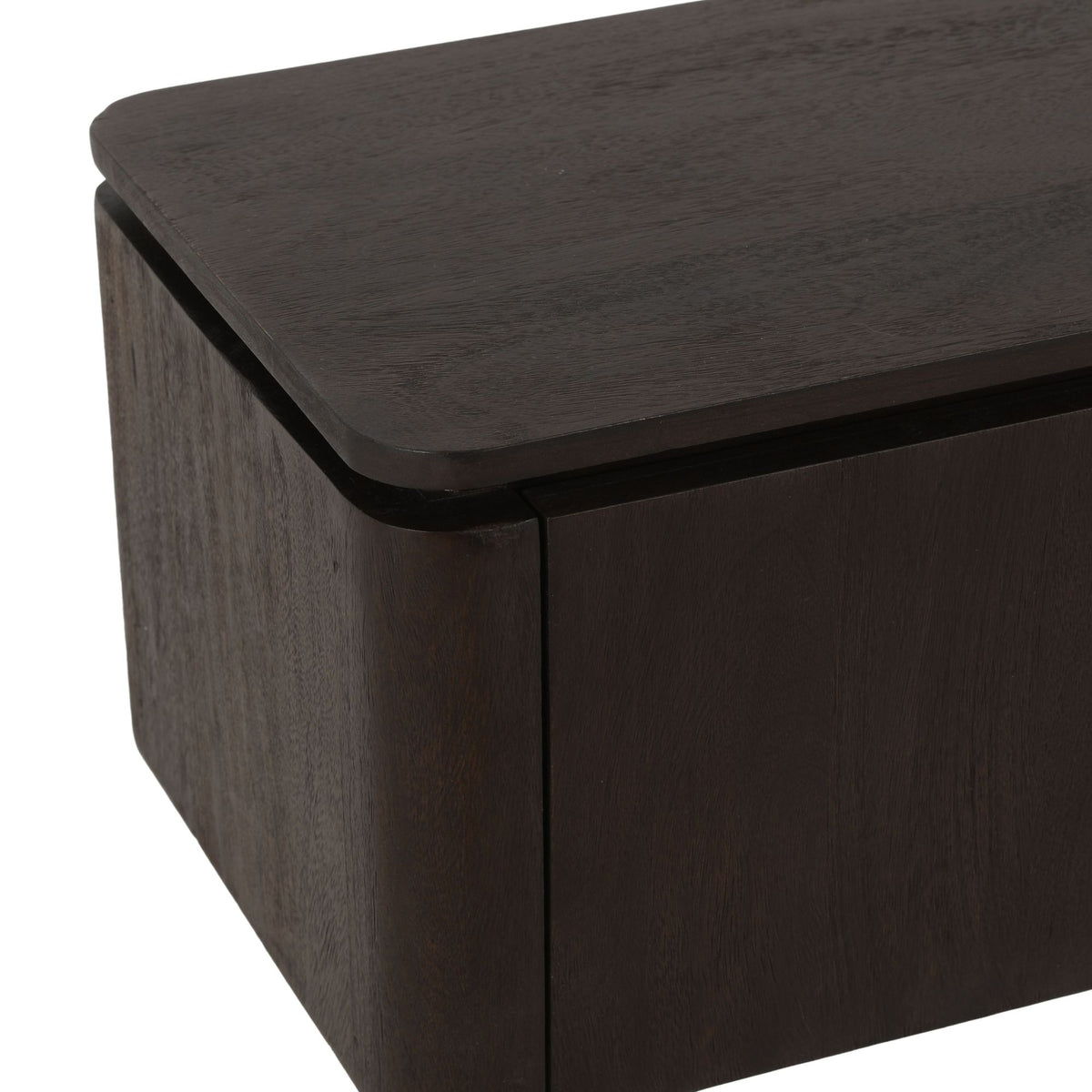 Hoekdetail van zwevend tv-meubel van donker bruin mangohout met afgeronde bovenrand