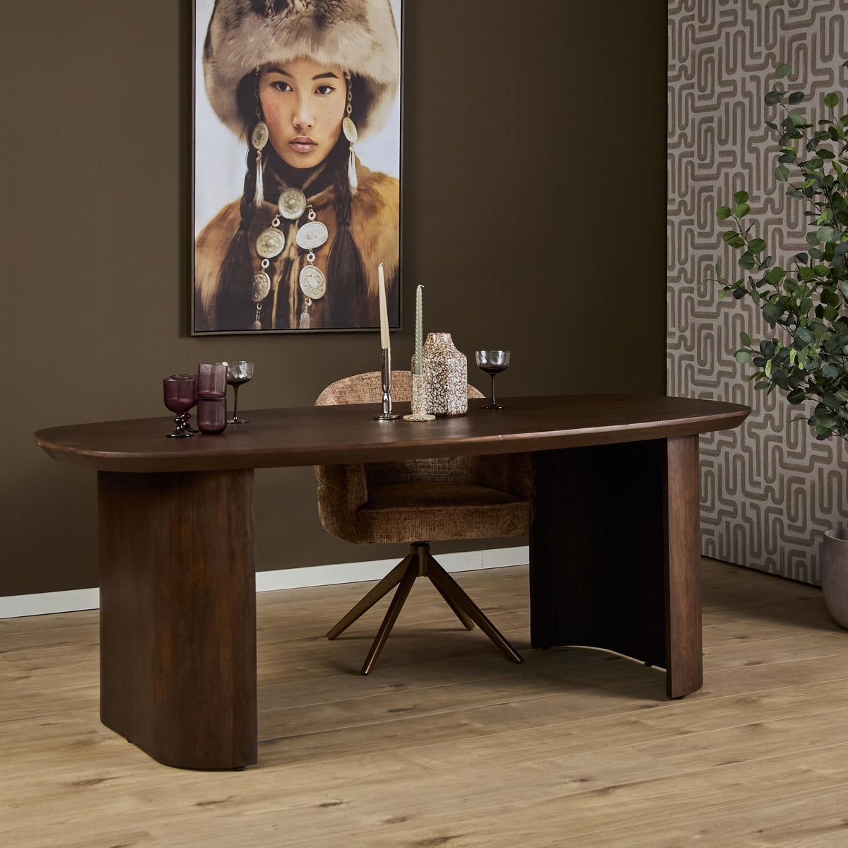Bruine eettafel met houten blad en driepoot onderstel
