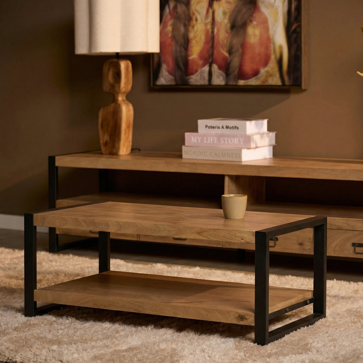 Salontafel met licht houten blad, zwart metalen frame en open opberplank onder