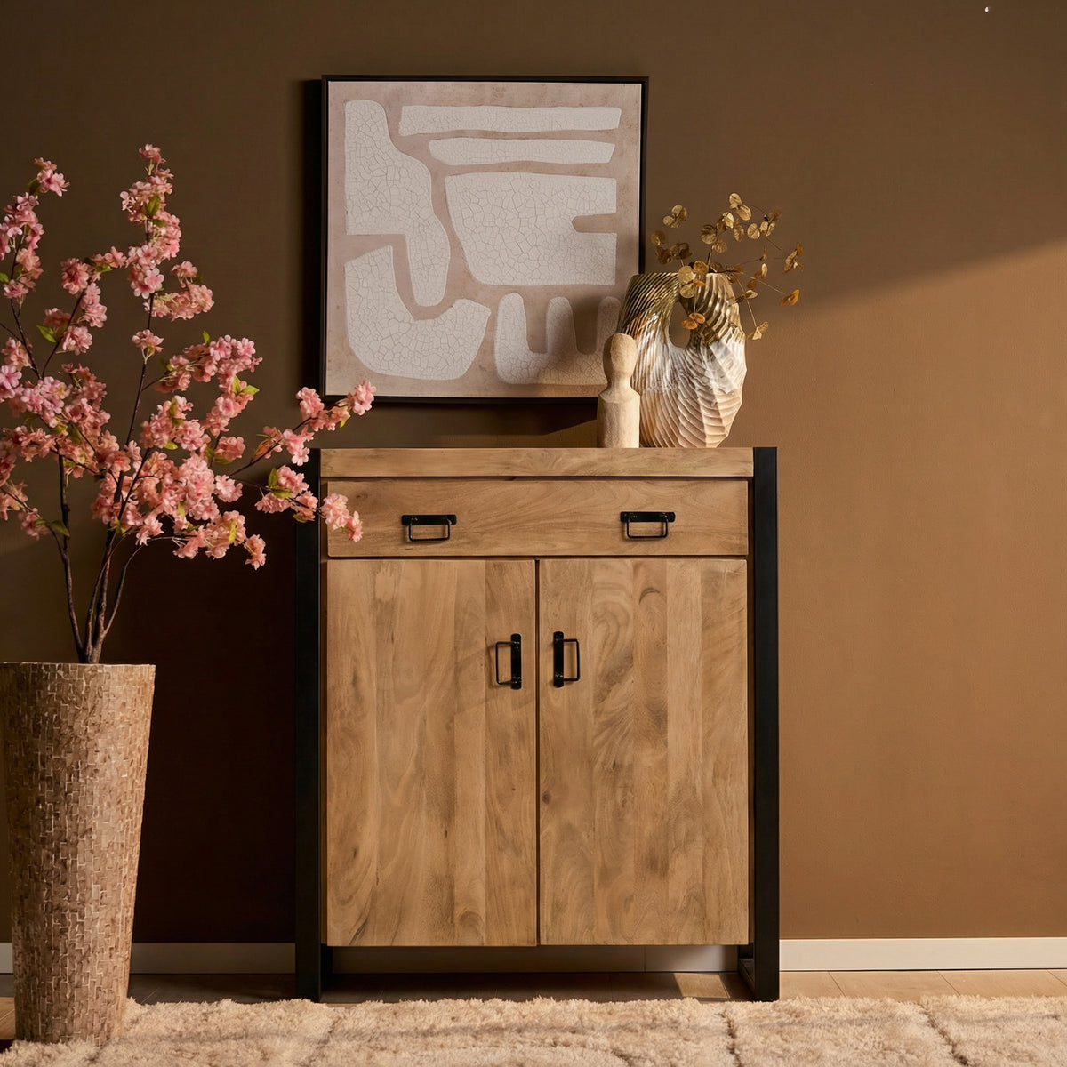 Houten kast met twee deuren, bovenste lade en zwarte handgrepen; staand model