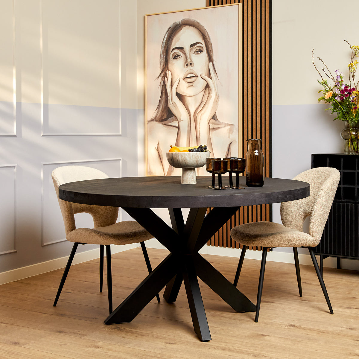 Ronde eettafel met donker blad en zwart X-vormig onderstel