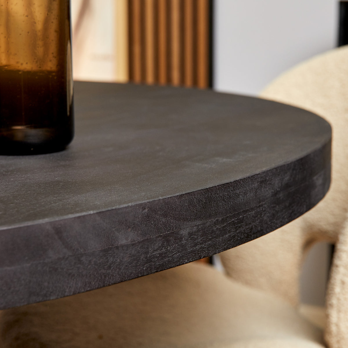 Rond eettafelblad in donker hout met zichtbare matte nerf