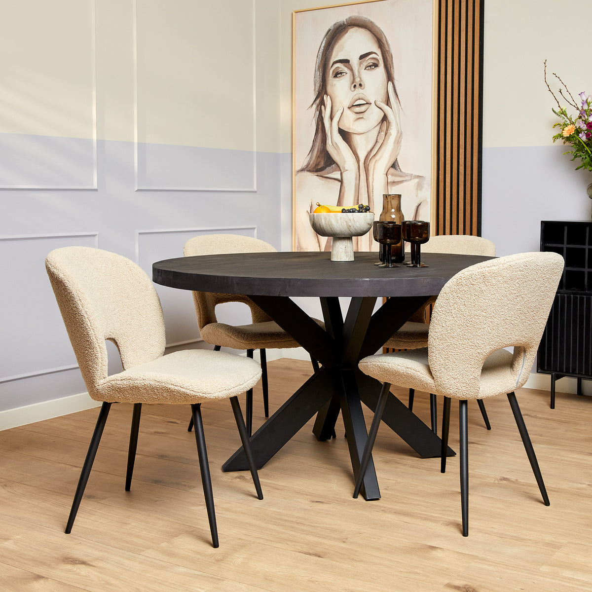 Ronde eetkamertafel met donker tafelblad en zwart kruisvormig onderstel