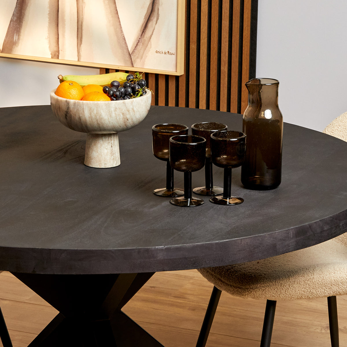 Ronde eetkamertafel met donker tafelblad en zwart X-onderstel