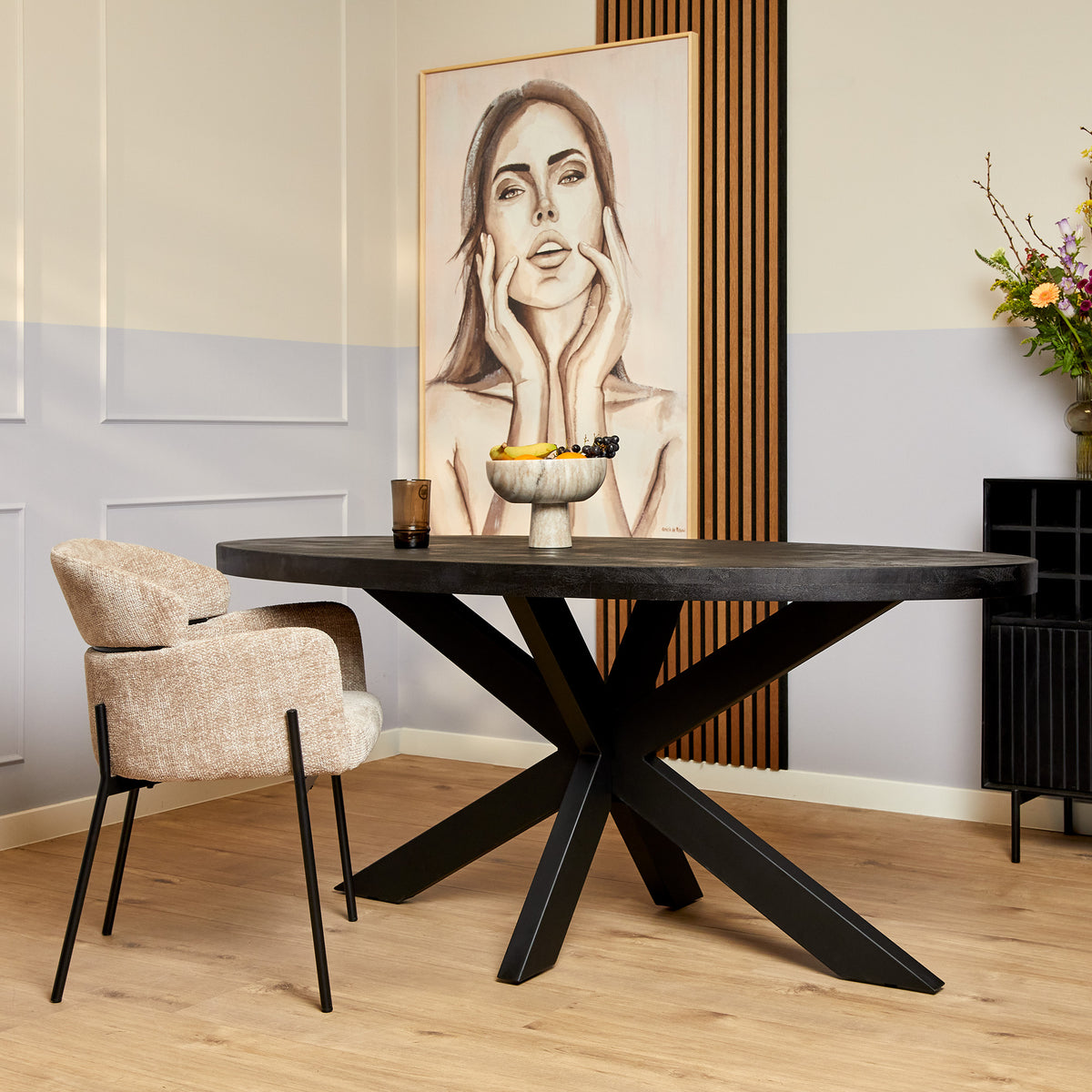 Zwarte ovale eettafel met houten blad en X-vormige metalen poten