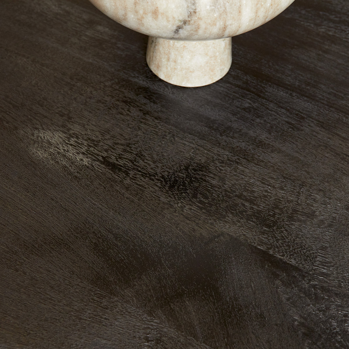 Donker houten eettafelblad met voelbare nerf en matte afwerking