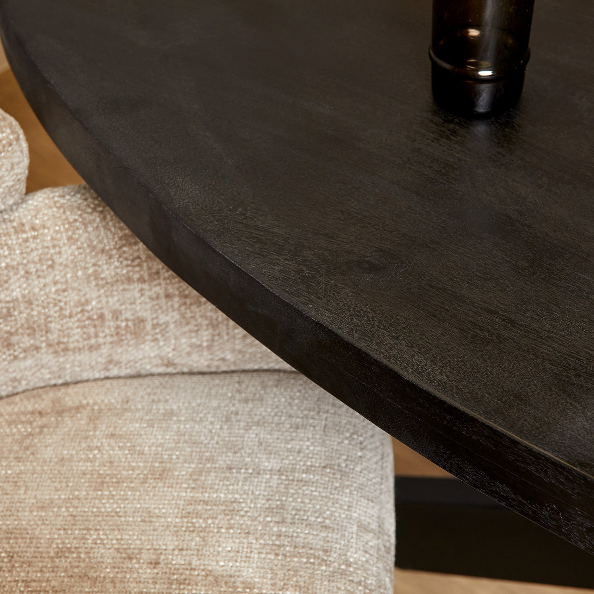 Donker houten eettafelblad met afgeronde rand en X-metalen onderstel
